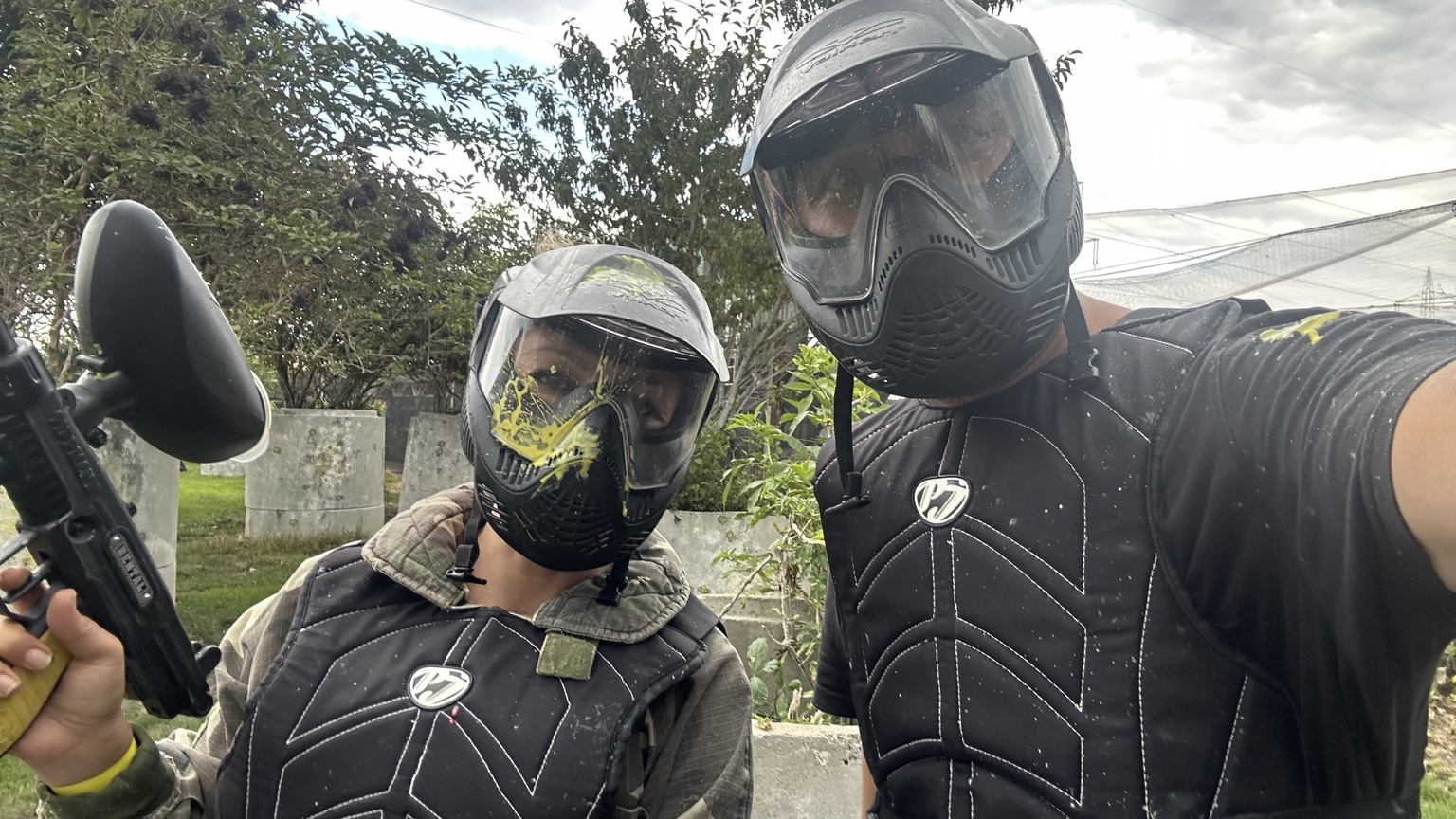 Zwei Teilnehmende in Paintball-Ausrüstung